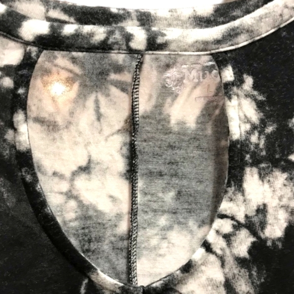 🔖FINAL SALE MUDD Black and White Tie Dye Flowy Top - Picture 4 of 8